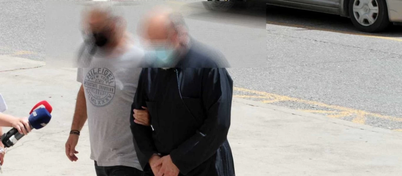 Στον εισαγγελέα με αποδοκιμασίες ο ιερέας που κατηγορείται για βιασμό ανήλικων κοριτσιών - «Κρεμάλα πουσ...παπα»